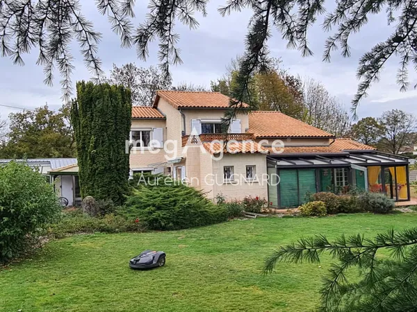 Bel espace en pelouse, plan d'eau, Piscine, Sauna, Spa 