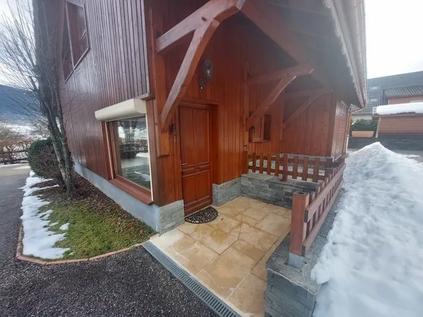 Maison avec garage et terrain 