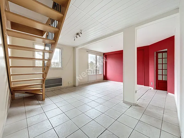 Duplex 5 pièces en dernier étage avec ascenseur et cave 