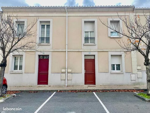 Agréable maison de ville, jardin, parkings 