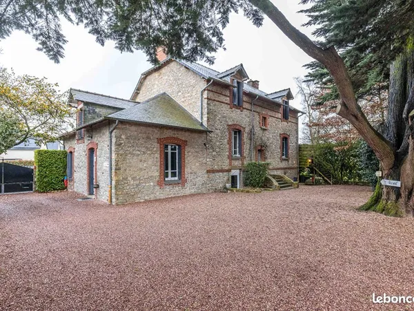 Propriété 8 pièces 218 m² 
