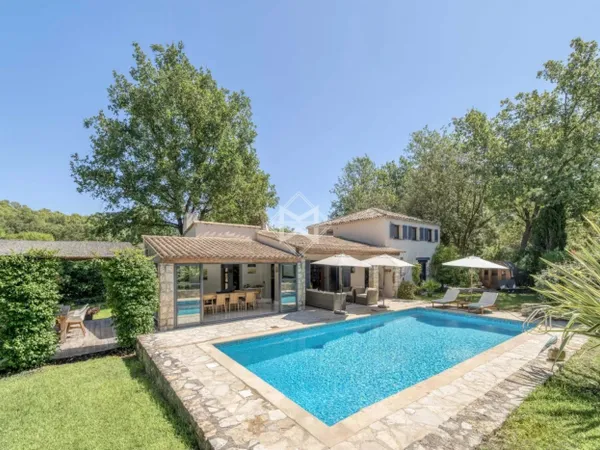 Charmante villa au calme dans un domaine privé à Mougins 