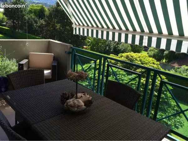 Vends très bel appartement avec terrasse exposée plein sud, grand garage et parking, entre ville 
