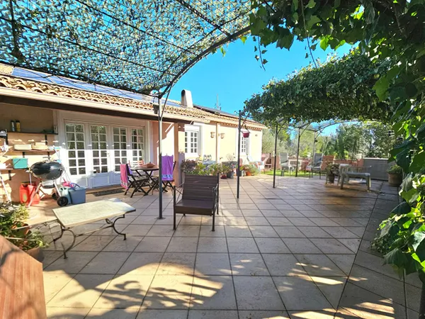 Villa 234m² , plain-pied avec piscine, vue dégagée , Cadre campagne à cuers 