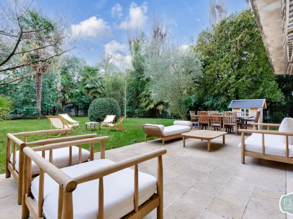 Neuilly sur Seine - Quartier Saint-James - Rue Delabordère - Appartement de 194m² Carrez avec 