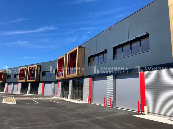 Local d'activité 371 m² 