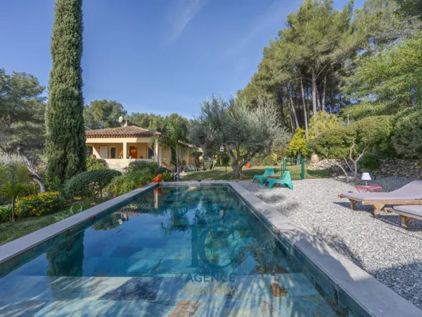 Maison 4 pièces de 103 m² avec jardin, piscine et garages 