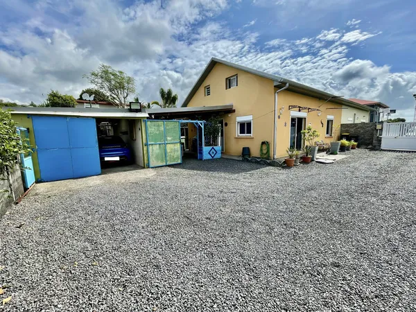 SAINT-JOSEPH 97480 - VILLA F4 - ENVIRONNEMENT CALME - RÉCENTE - BEAUX VOLUMES 