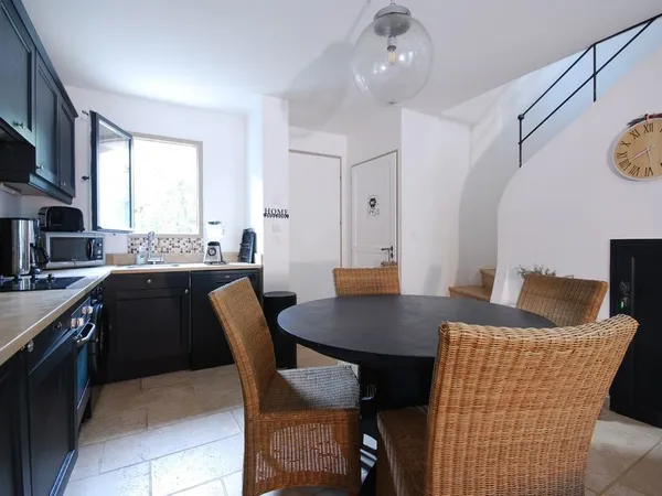 MAISON T3 ENTIEREMENT MEUBLE AVEC JARDIN CLOTUREE 