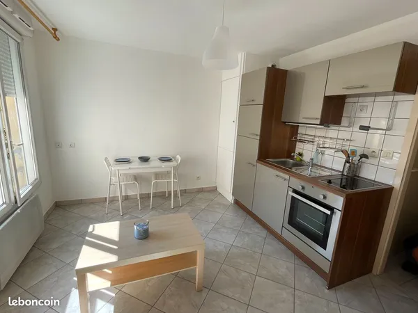 Studio meublé lumineux avec cuisine intégrée, au calme, proximité tram direct facultés 
