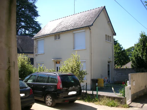 Maison d'habitation à Laval - centre ville (quartier cathédrale) avec petit jardin et deux 