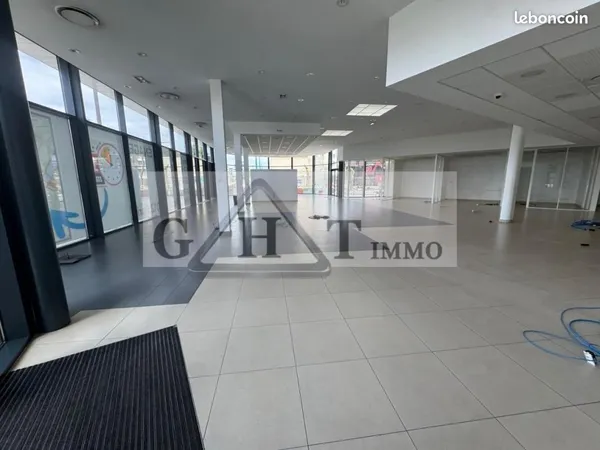Local industriel 2 239 m² 