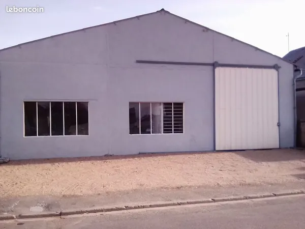 Entrepot 410 m2 à 25 km d'Orléans 