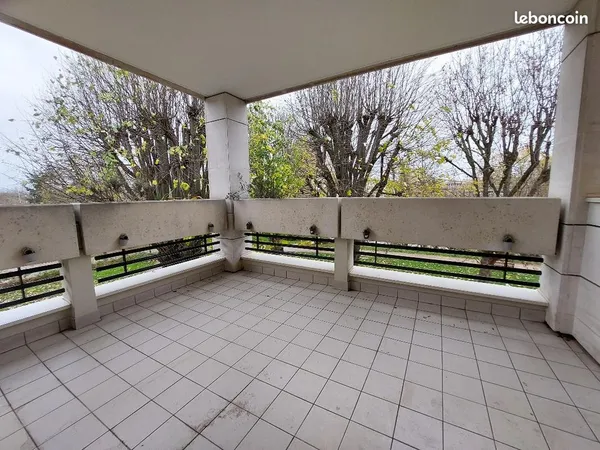 Appartement traversant - 3/4 pièces - 90,48 m² - Loggia vue Seine - Double box + cave 