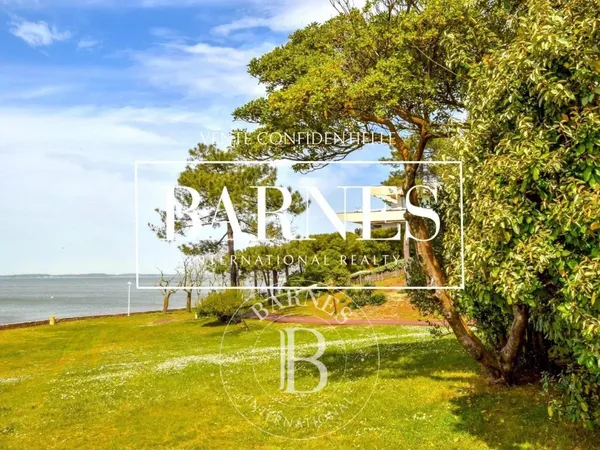 APPARTEMENT EN PREMIÈRE LIGNE AVEC ACCÈS DIRECT À LA PLAGE, À AR 
