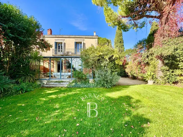 Quartier des Arceaux maison de charme avec jardin, piscine et studio 