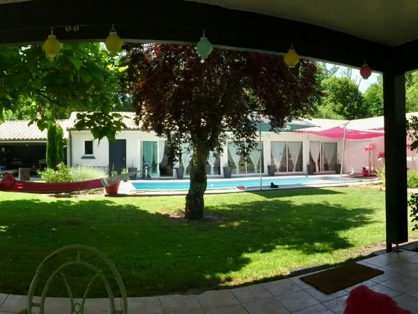 Propriété familiale avec deux maisons, piscine & jardin - Saint Morillon 