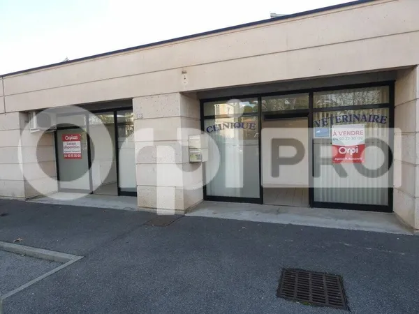 Local professionnel 3 pièces 70 m² 