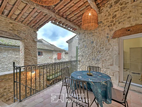 Maison de village singulière avec cour, terrasses et garage 
