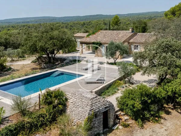 Villa en pierres rénovée avec vue magnifique et grand terrain à 