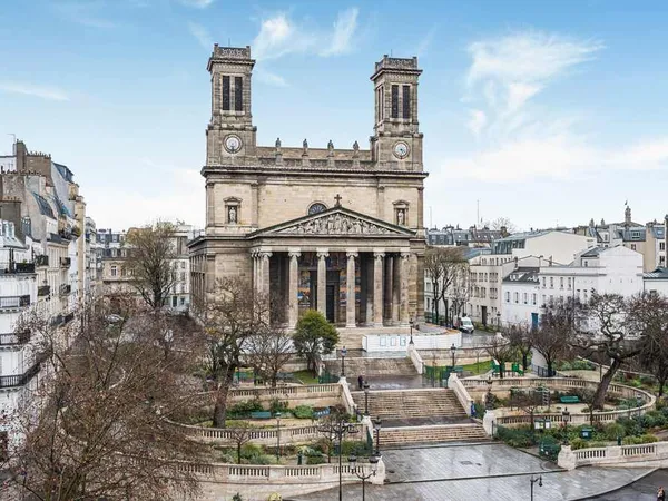Paris 10ème limite 9ème - 3 pièces de charme au dernier étage avec ascenseur 