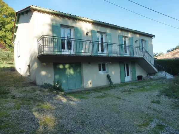 RIBERAC PROCHE ECOLES ET COMMERCES 