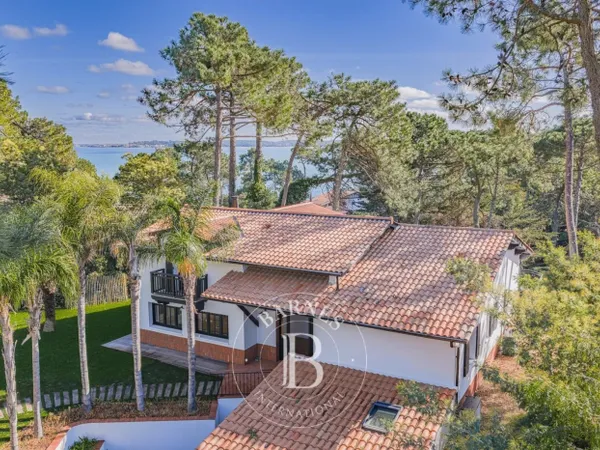 VILLA D'EXCEPTION AVEC VUE SUR LE BASSIN, 6 CHAMBRES ET PISCINE 