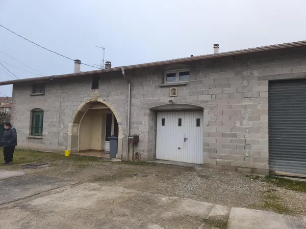 Maison de village avec garage et jardin clos 
