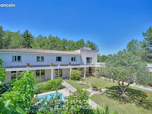 Propriété 10 pièces 335 m² 