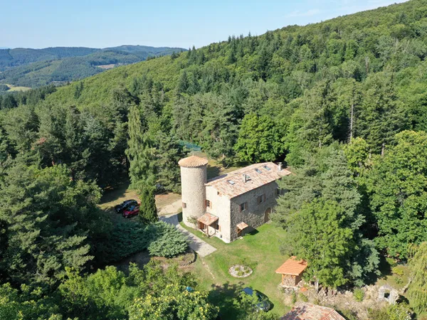 Maison de caractère, en pleine nature, au coeur de l'Ardèche verte. 