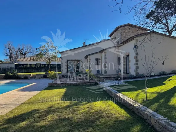 Superbe villa individuelle rénovée avec piscine - au pieds du Valbonne village 