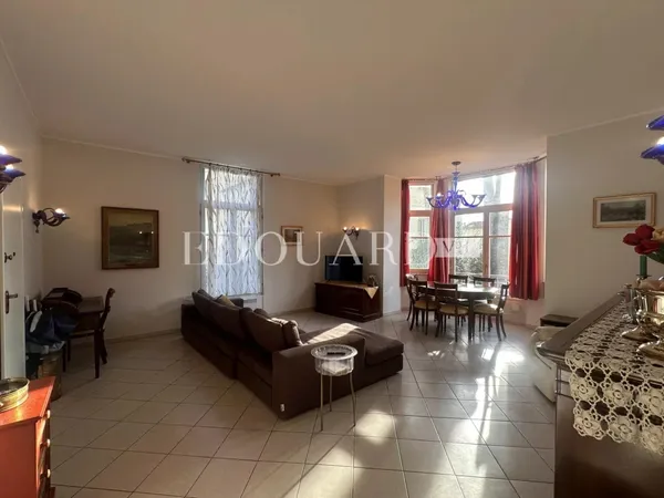 En exclusivité charmant trois pièces à vendre, au premier étage d'un magnifique immeuble classé 