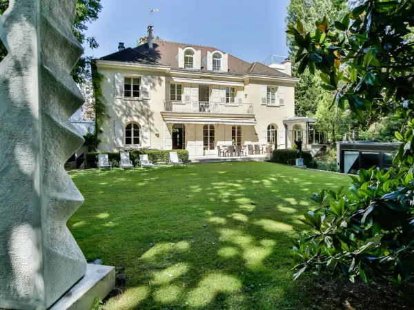 Neuilly/Saint James - Propriété de prestige avec jardin et piscine 