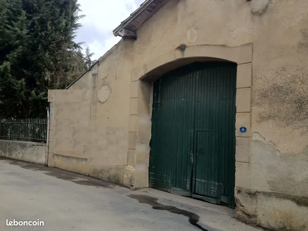 Loue hangar, cave, grange, entrepôt en pierre 