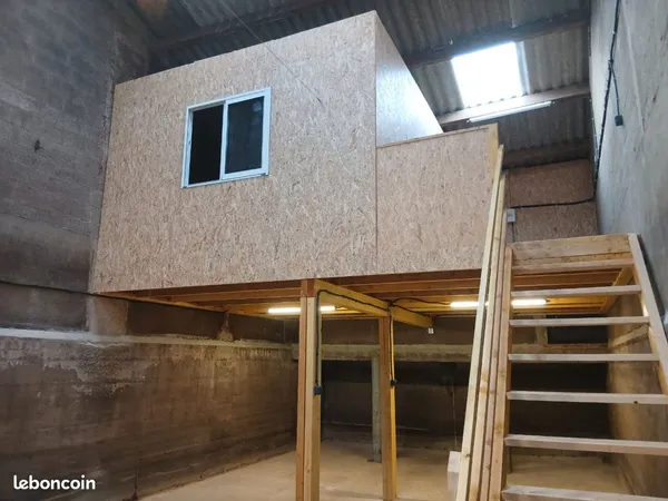 Atelier 150 m² avec bureau et sanitaires 