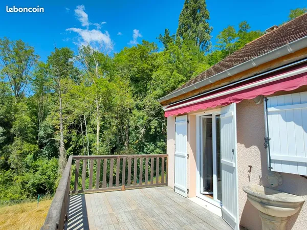 Dans cadre verdoyant, maison récente sur sous-sol complet avec garage, 3 chambres 