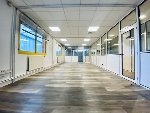 PLATEAU DE BUREAU 227M2 - PARKINGS - CAMON 