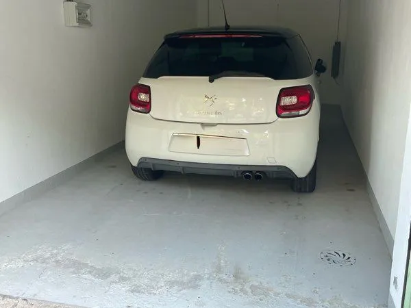 Garage fermé avec porte automatique 