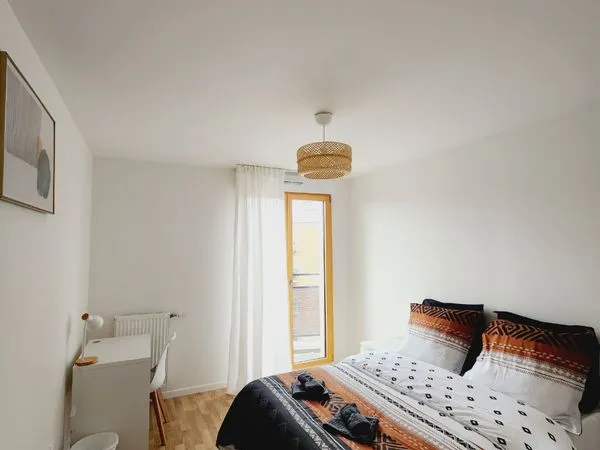 Colocation entre filles dans un appartement récent à Stains : 1 chambre cosy avec balcon privatif 