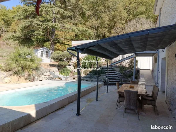Propriété 8 pièces 240 m² 