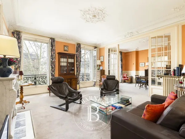 Paris 7 - Sèvres-Babylone - Appartement - Etage élevé - Vue dégagée sur la verdure du square 