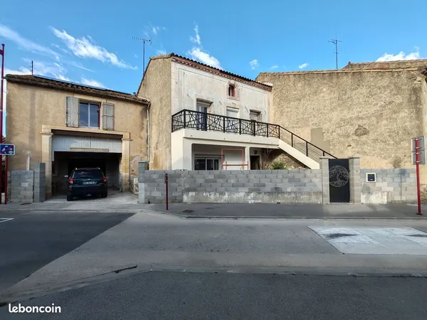 Maison avec garage et dépendances 