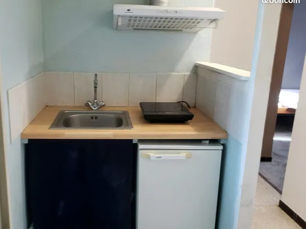 Chambre Meublée dans villa avec accés salle d'eau et coin cuisine 