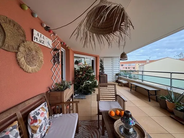 MÈZE(34), À VENDRE T4 SURFACE 94 m2 , VUE ÉTANG DE THAU, BOX FERMÉ, PROCHE PORT ET COMMERCES 
