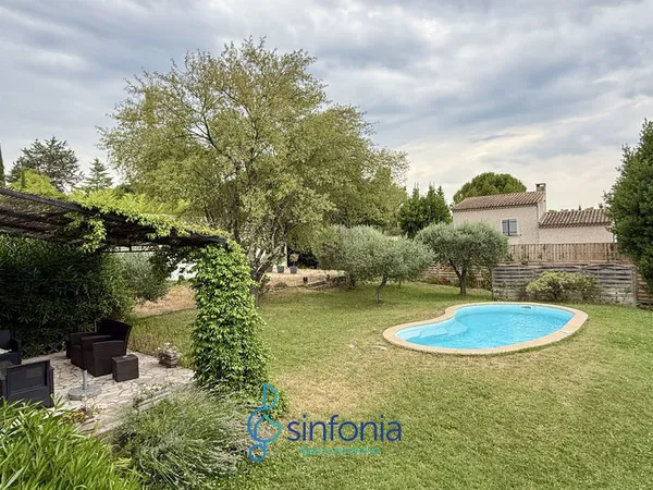 Uzès - Maison de plain-pied avec piscine et jardin paysagé 