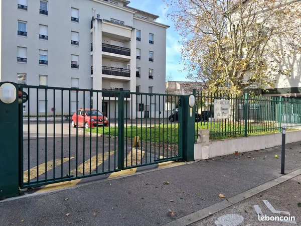 Place parking privée et sécurisée 