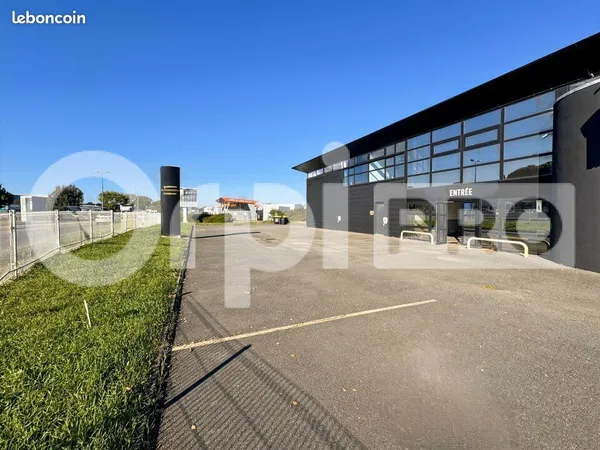 Local commercial 744 m² 