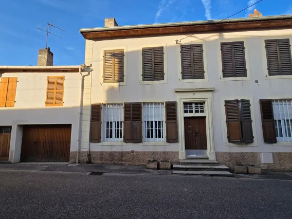 NOVEANT MAGNIFIQUE MAISON DE VILLAGE A RENOVER 