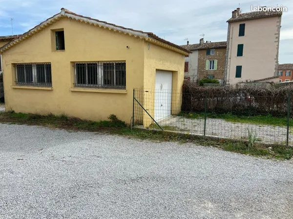 Garage / local fermé à louer à Lorgues 
