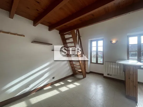 Studio avec mezzanine - Loyer 545,00 € + 30,00 € 